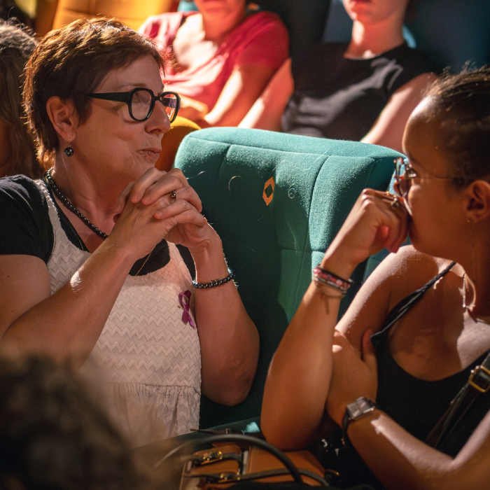 Discussion durant le ciné-débat de l'association